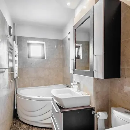 Lovely 2 Bedroom With Indoor Fireplace *